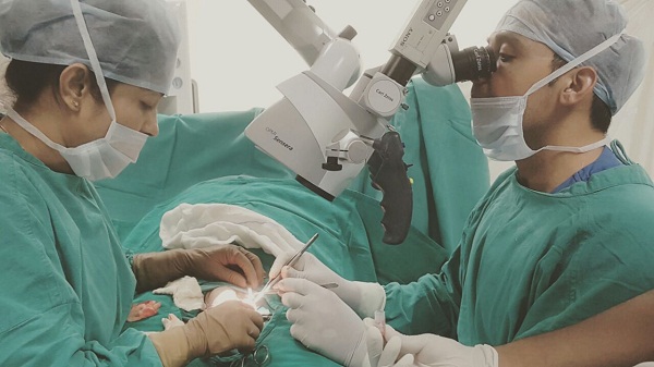 Doctor performing kidney stone surgery in Delhi.